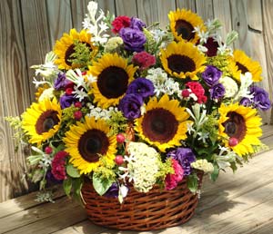 Local flowers add a personalized touch to your wedding; this Kansas wedding featured gorgeous sunflowers, the state's flower.